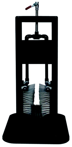 Pulitore per stivali con spazzole e acqua Pulitore per stivali con spazzole e sistema di alimentazione dell'acqua