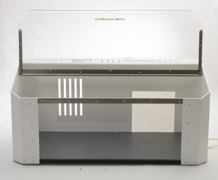 Progetto WELL-NEST "Biggencabine prodromi" Cabina per maialetti con coperchio trasparente sollevato