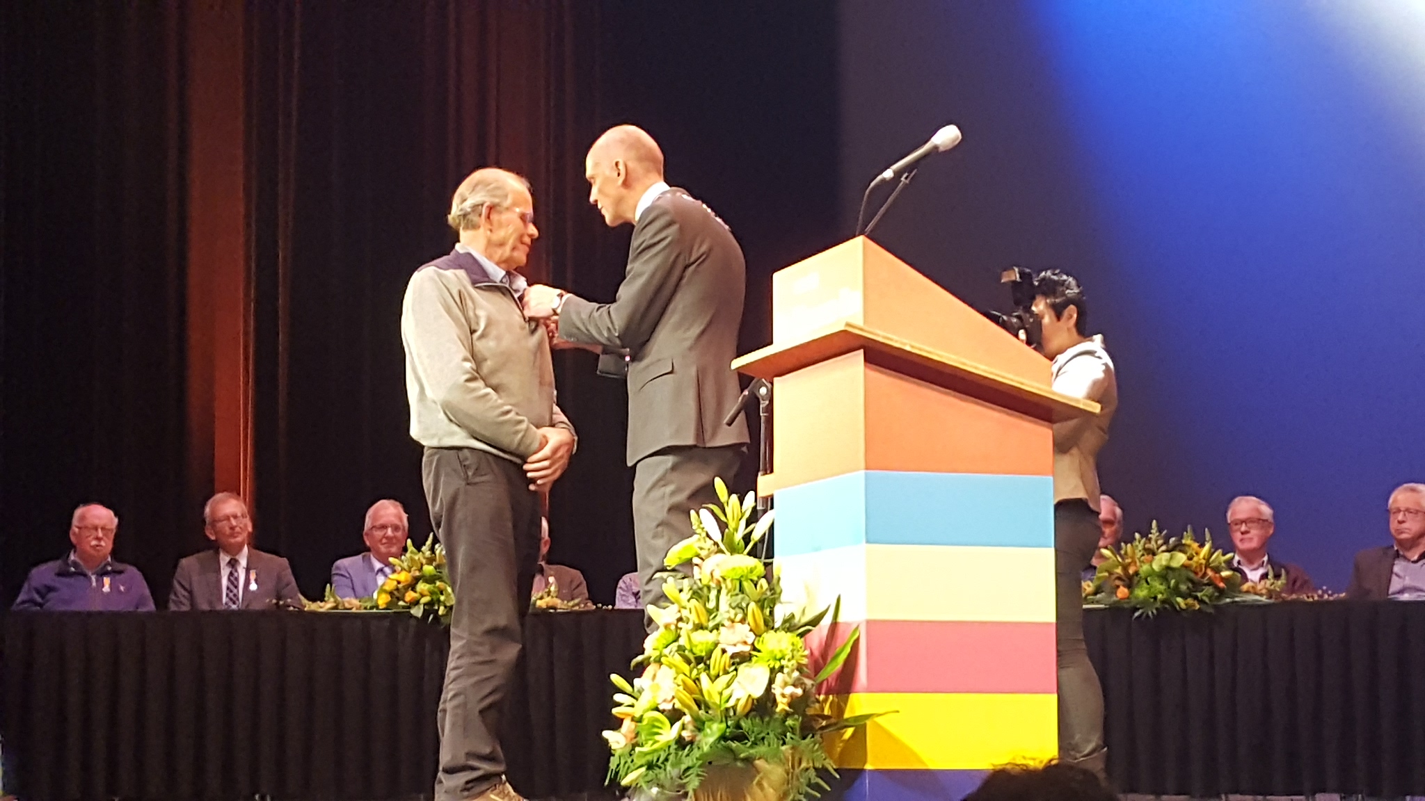 Bert Verbakel insignito del titolo di cavaliere