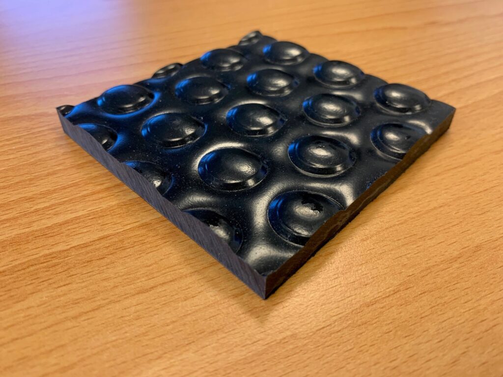 Piastra in plastica da posizionare sotto la mangiatoia dei maiali